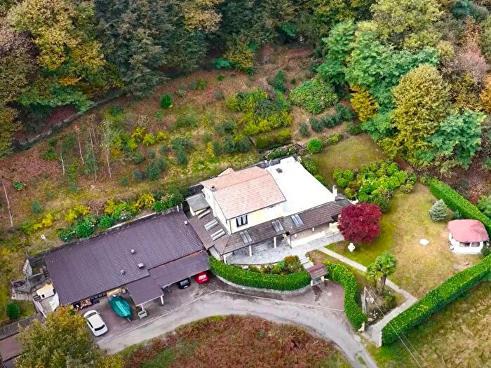 Casa con 10 locali in vendita in Dumenza