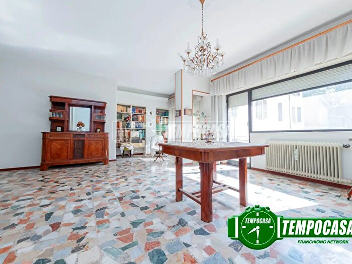 Appartamento trilocale in vendita in Via Pietro Giordani, Piacenza