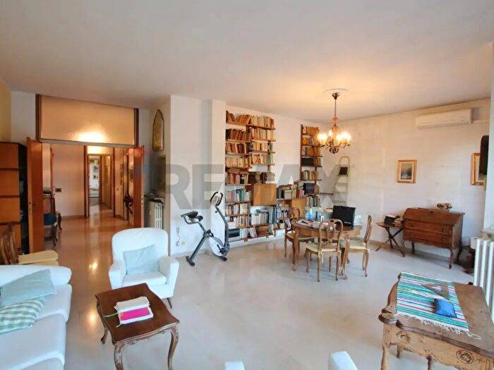 Appartamento trilocale in vendita in Via Cav Felice Carcano, Saronno