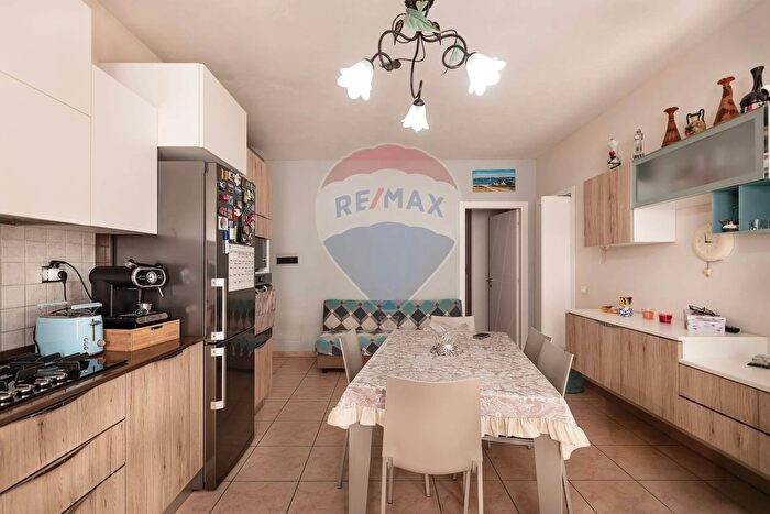 Appartamento con 6 locali in vendita in Via Roma, Mergo