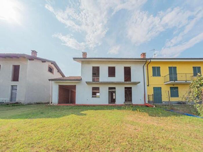 Casa quadrilocale in vendita in Frazione Quarto Inferiore, Asti