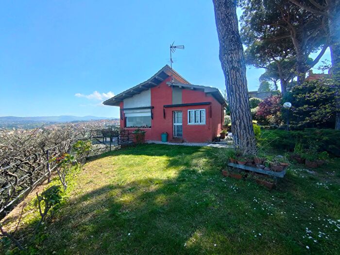 Casa con 8 locali in vendita in Via Guglielmo Marconi, Marino