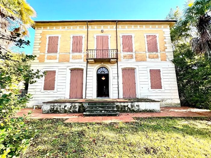 Casa con 14 locali in vendita in Via Misciano, Camaiore