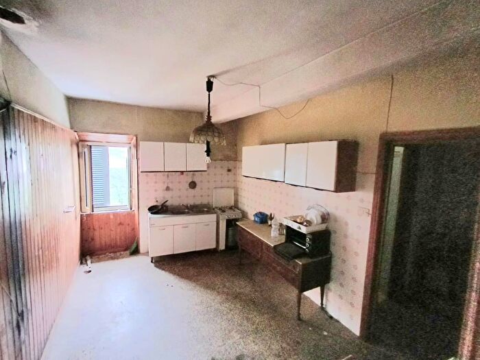 Appartamento trilocale in vendita in Via Filippo Nicolai, Caprarola