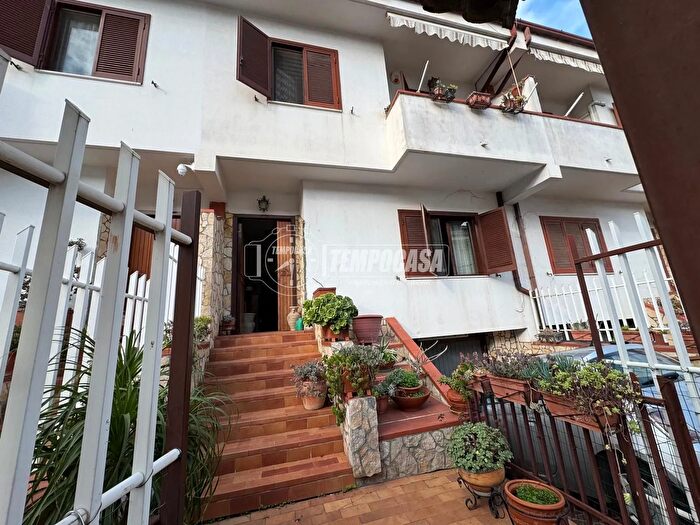 Casa con 6 locali in vendita in Via Epitaffio Ville, Giugliano In Campania