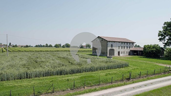 Casa con 10 locali in vendita in Via Morta, Correggio