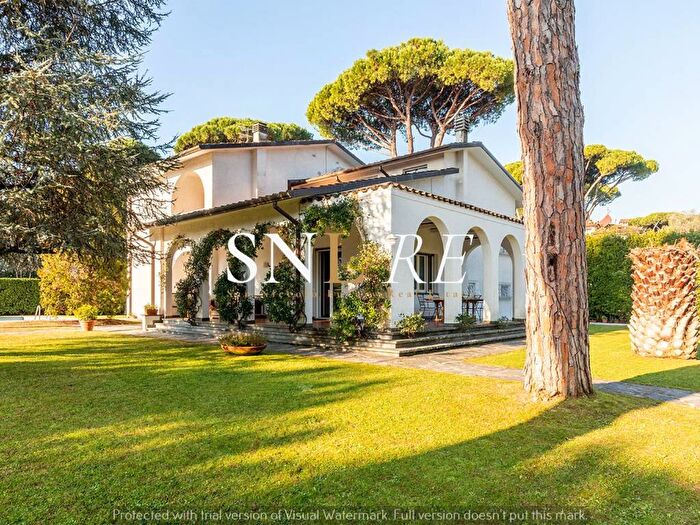 Casa con 6 locali in affitto in Via Settembre, Roma Imperiale, Forte dei Marmi