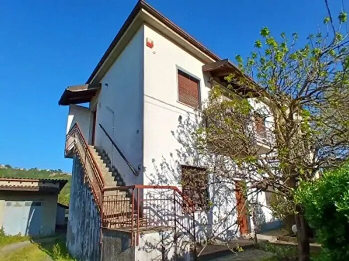 Casa quadrilocale in vendita in Via Viorate, Broni