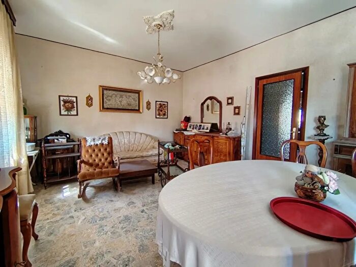 Appartamento con 6 locali in vendita in Via Agostino Fillioley, Siracusa