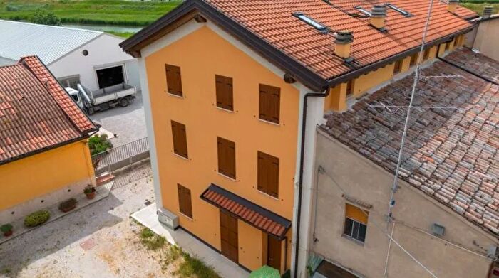 Casa con 6 locali in vendita in Via Ettore Facchini Ferrara SantAgostino Terre del Reno, Terre del Reno