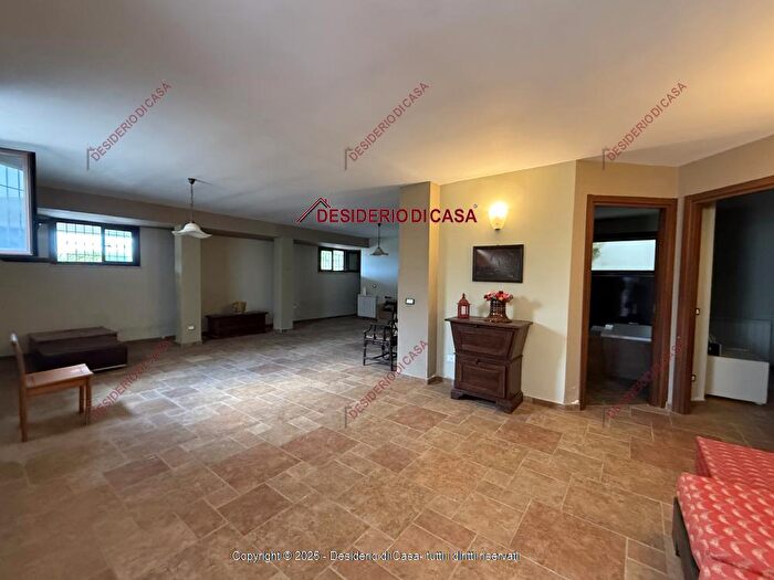 Casa con 8 locali in vendita in Carini