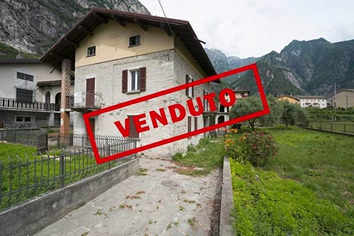 Casa con 6 locali in vendita in Via della Riva, Novate Mezzola