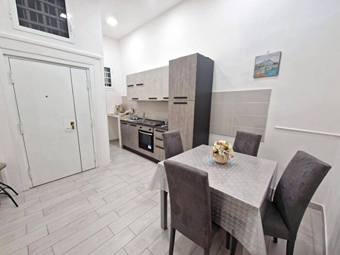 Appartamento bilocale in affitto in via federico delpino, San Carlo AllArena, Napoli