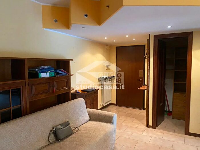 Appartamento trilocale in vendita in Via Cesare Battisti, Zogno