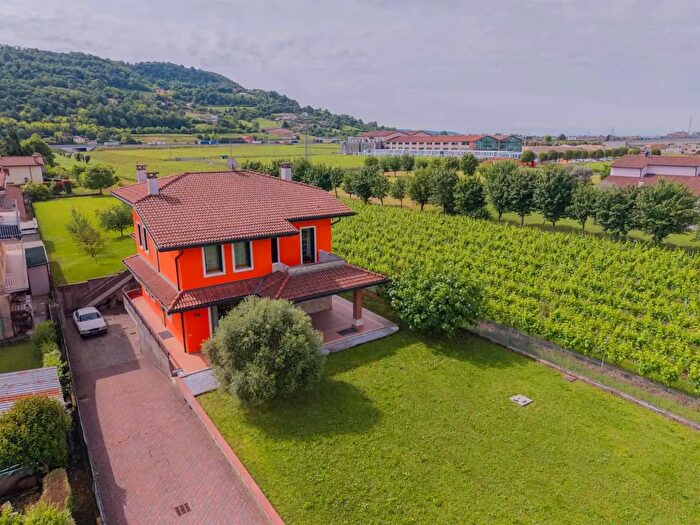 Casa con 12 locali in vendita in Via Silvio Pellico, Altavilla Vicentina