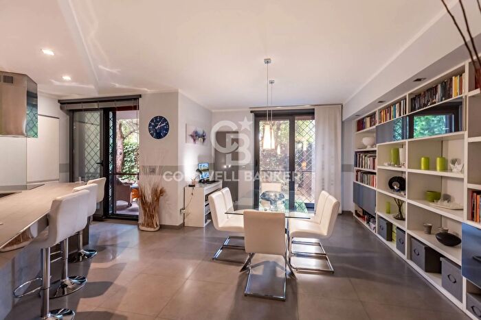 Appartamento trilocale in vendita in Via Apricale, Roma