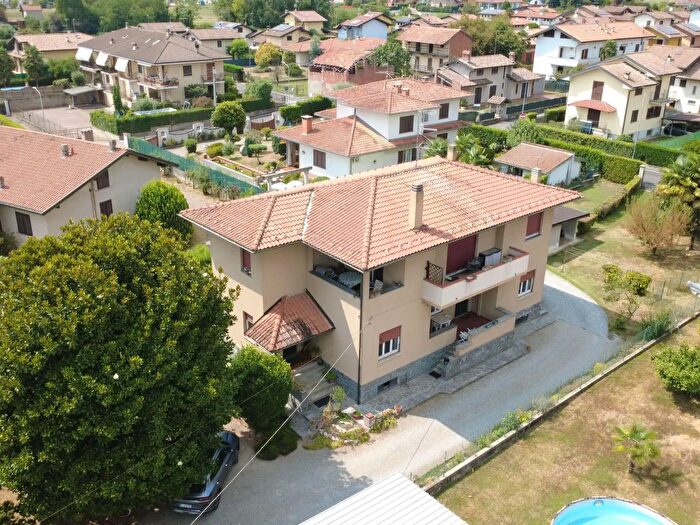 Casa con 13 locali in vendita in Vicolo Alpi b, Pombia