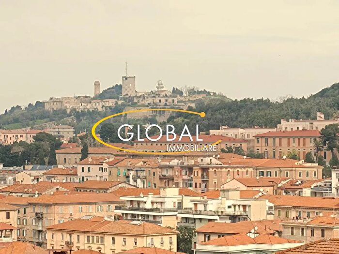 Appartamento quadrilocale in vendita in Via Rodi, Ancona