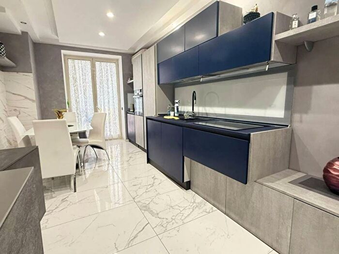 Appartamento quadrilocale in affitto in Via San Lucia A Monte, Vomero, Napoli