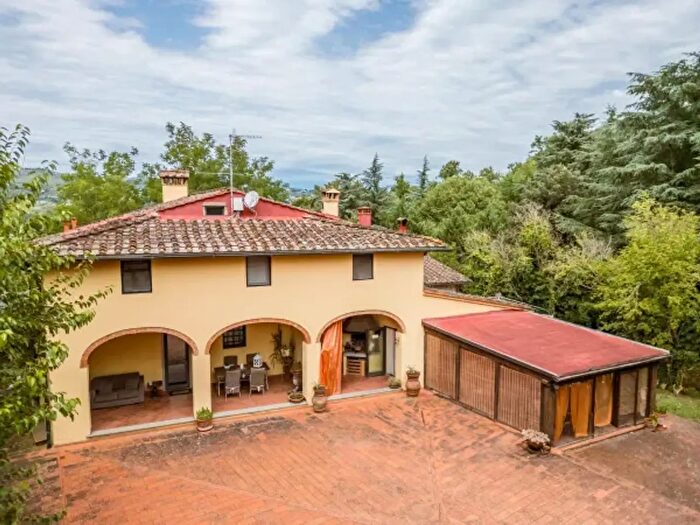 Casa con 6 locali in vendita in Via Fratelli Bandiera, Reggello