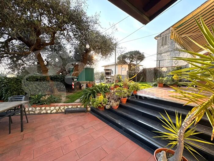 Casa trilocale in vendita in Carrara