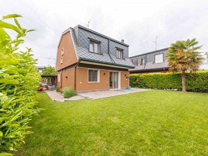 Casa quadrilocale in affitto in Viale Monte Resegone, Centro, Arese