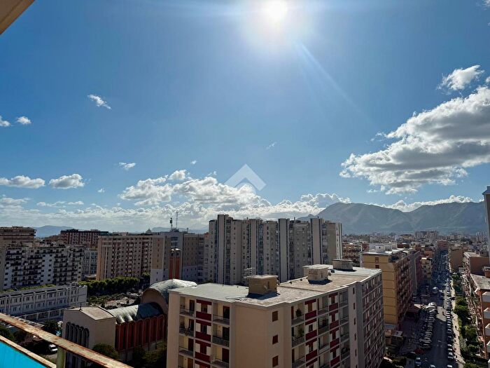 Appartamento con 6 locali in vendita in Via G Campolo, Palermo