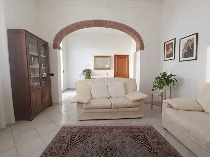Casa con 11 locali in vendita in San Miniato