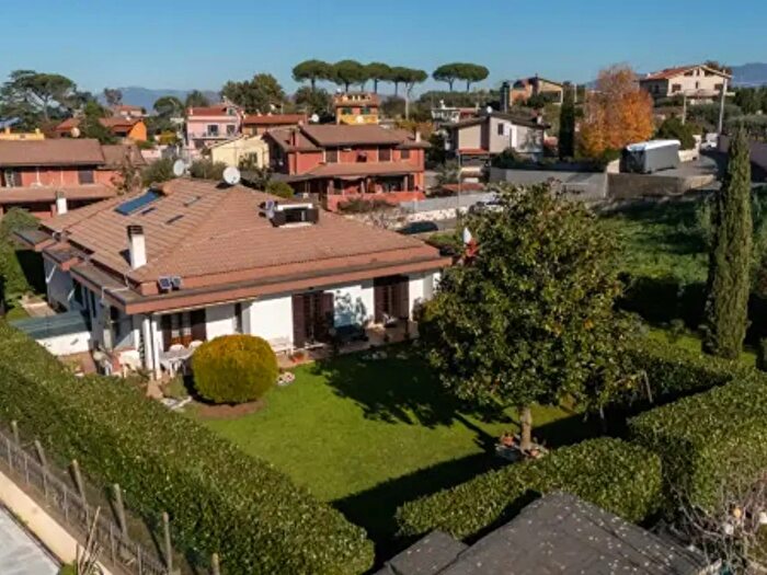 Casa quadrilocale in vendita in Via Casilina, Colonna