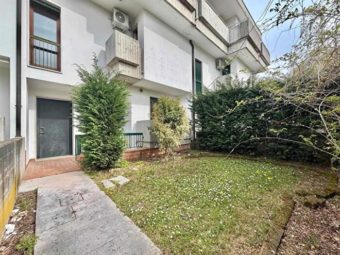 Casa con 11 locali in vendita in Camisano Vicentino