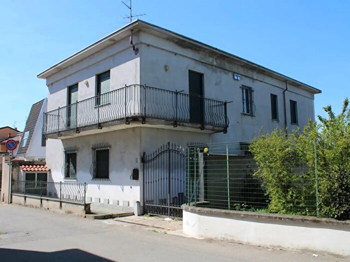 Casa con 8 locali in vendita in Via Giuseppe Verdi, Villata