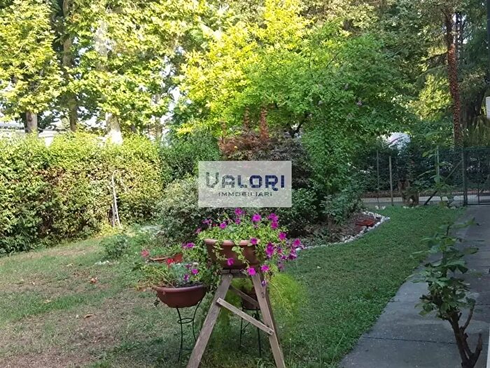 Casa con 8 locali in vendita in Viale Stradone, Faenza