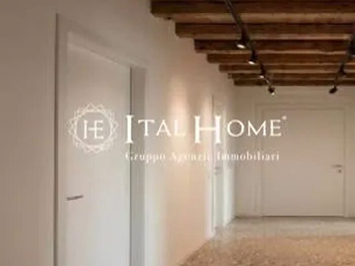 Appartamento trilocale in vendita in Via Filippo Corridoni, Milano