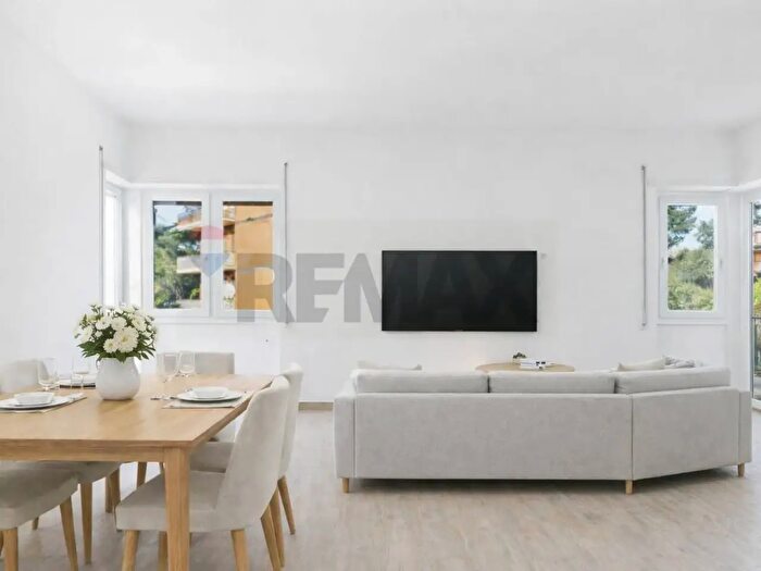 Appartamento quadrilocale in vendita in Via Framura, Roma