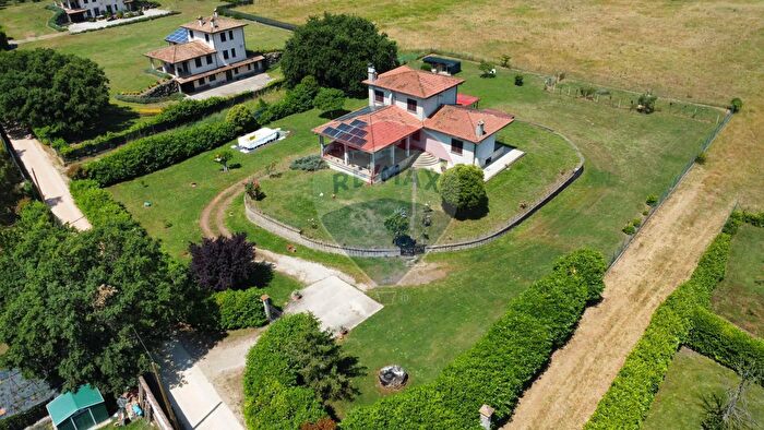 Casa con 7 locali in vendita in Via Palombara, Nepi