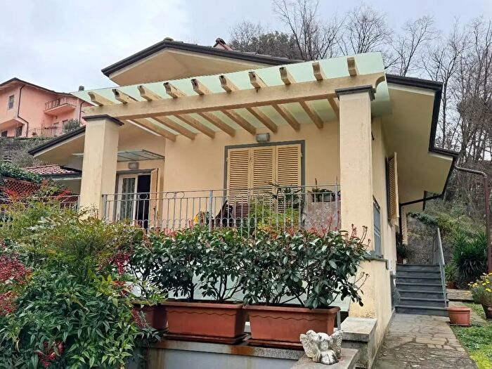 Casa con 7 locali in vendita in Pietrasanta