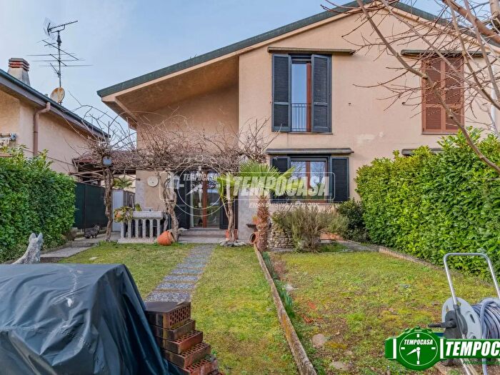 Casa trilocale in vendita in Via P d Francesca, Inveruno