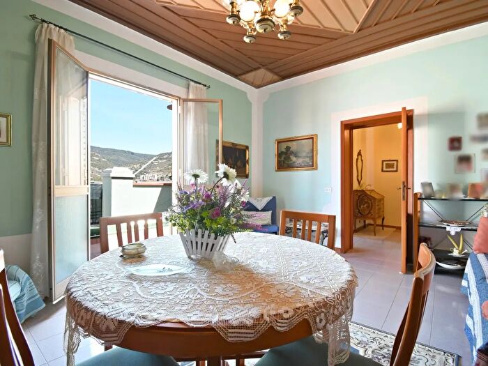 Appartamento con 11 locali in vendita in Piazza del Carmine, Bosa