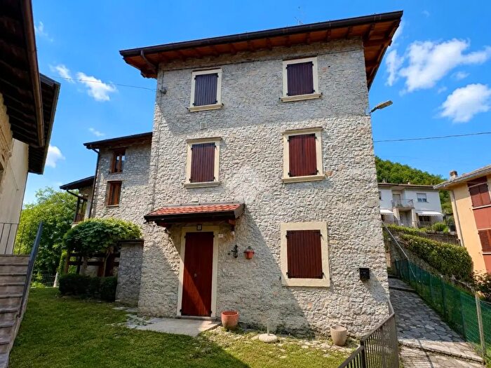 Casa con 6 locali in vendita in Via Fratelli Calvi, Berbenno