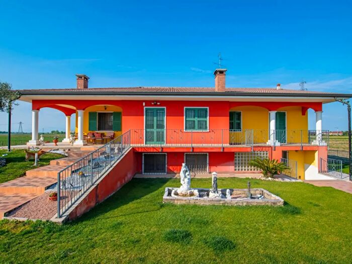 Casa con 10 locali in vendita in Via delle Salette, Nogarole Rocca