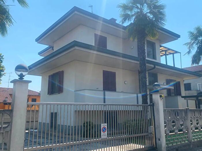 Casa con 10 locali in vendita in Vigevano
