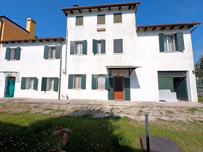 Casa con 8 locali in vendita in Viale Brigata Marche, Treviso