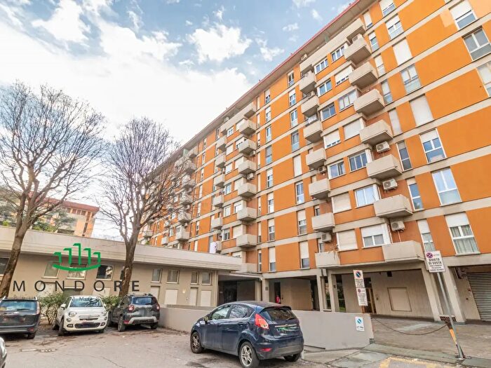 Appartamento trilocale in vendita in Via Misa, Bologna