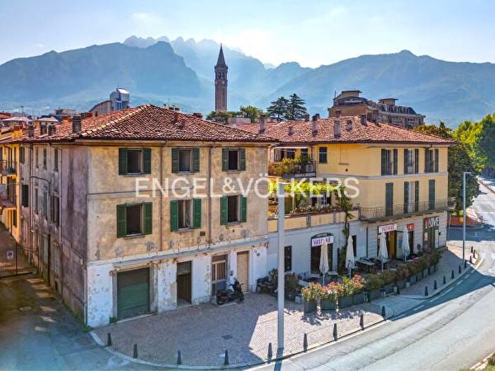 Casa con 6 locali in vendita in Lecco