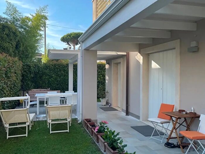 Casa con 5 locali in vendita in Montignoso