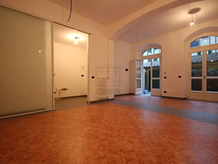 Appartamento con 5 locali in vendita in Via Arcivescovato, Lucca