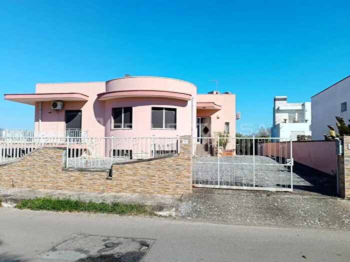 Casa con 6 locali in vendita in Via Santa Lucia, Scorrano