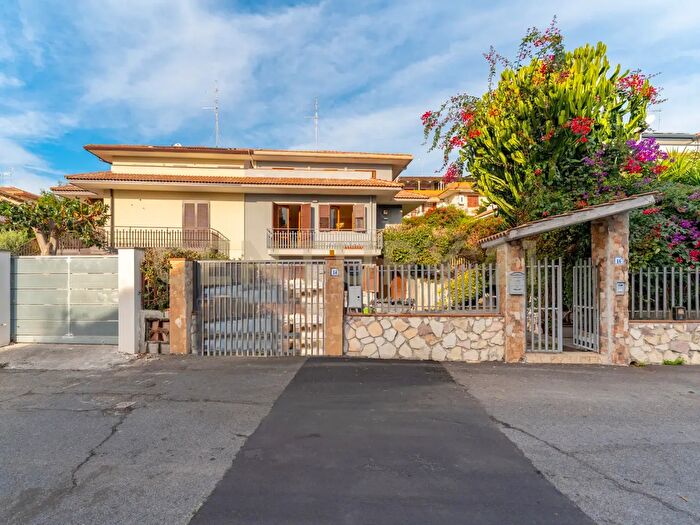 Casa con 11 locali in vendita in Via Sebastiano Grasso, Aci Catena