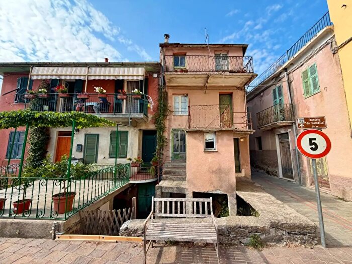 Casa con 5 locali in vendita in Via Aprile, Arnasco