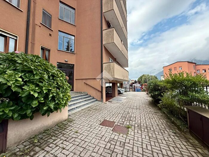 Appartamento quadrilocale in vendita in Via S Leonardo, Malgrate